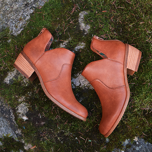 Lucy bootie in brown